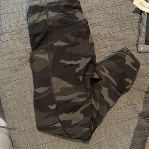 Athleta green camo contender 7/8 tight size medium